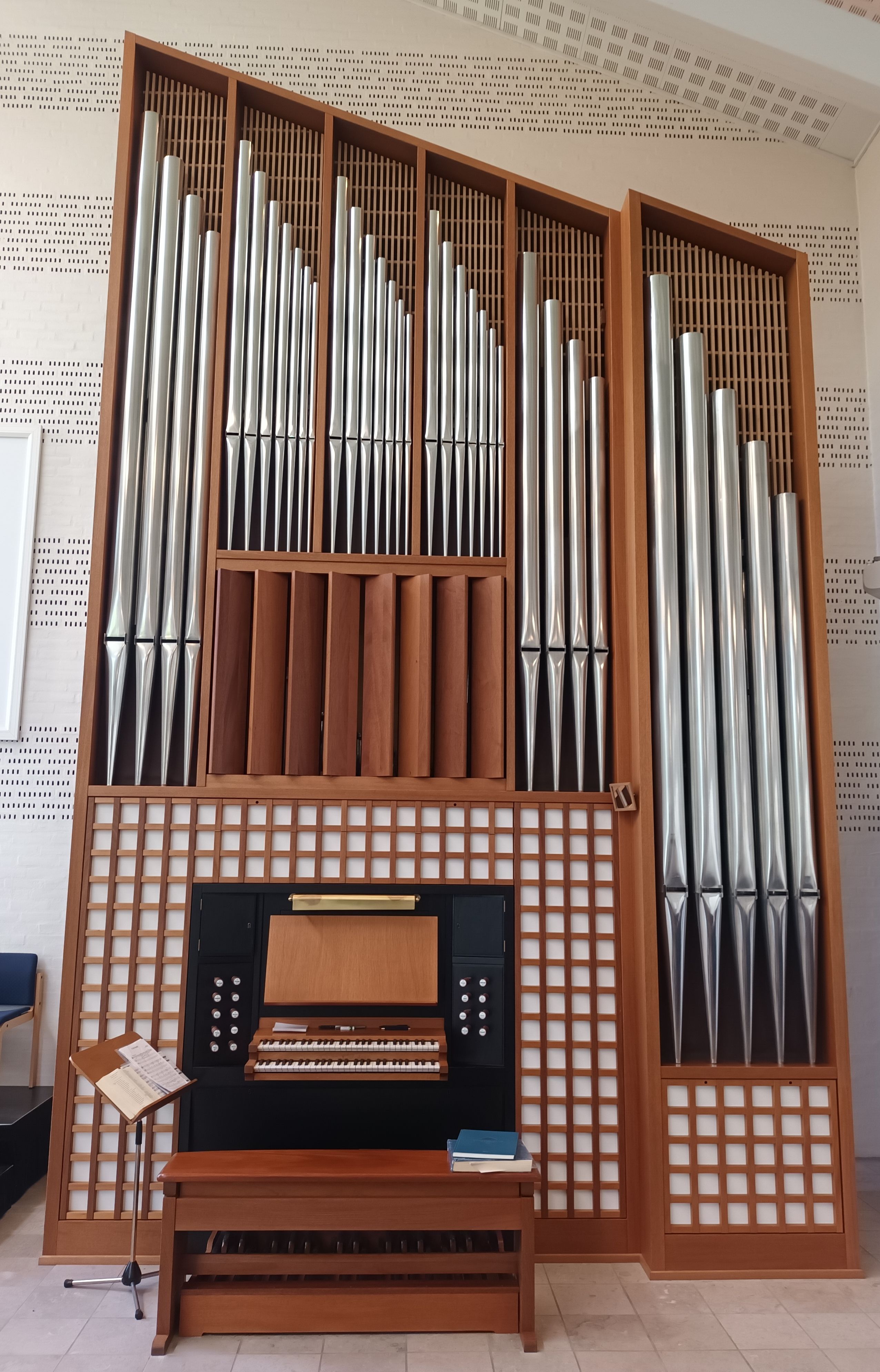 Kirkens orgel som har to manualer og pedaler samt 17 stemmer